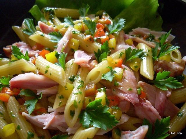 Sałatka z makaronu,z wędzonym kurczakiem