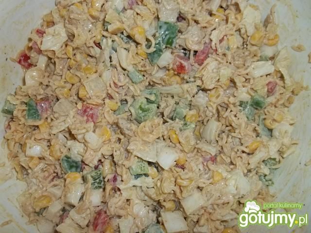 Sałatka z makaronu z zupek chińskich Sałatka z makaronu z zupek chińskich