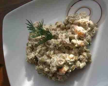 Sałatka z makrelą i groszkiem Sałatka z makrelą i groszkiem