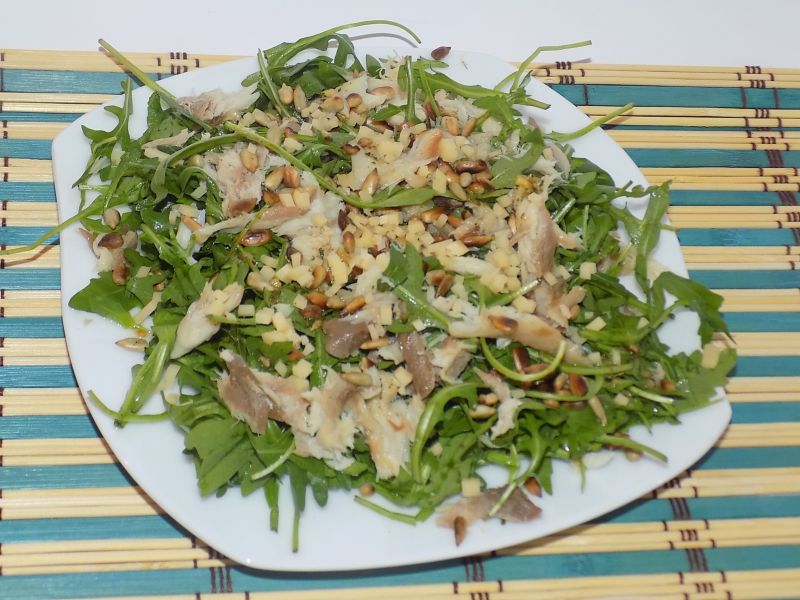 Sałatka z makrelą i żółtym serkiem