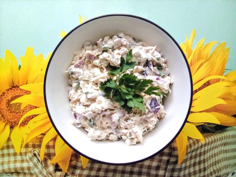 Sałatka z makreli, jajka, cebuli i szczypiorku 