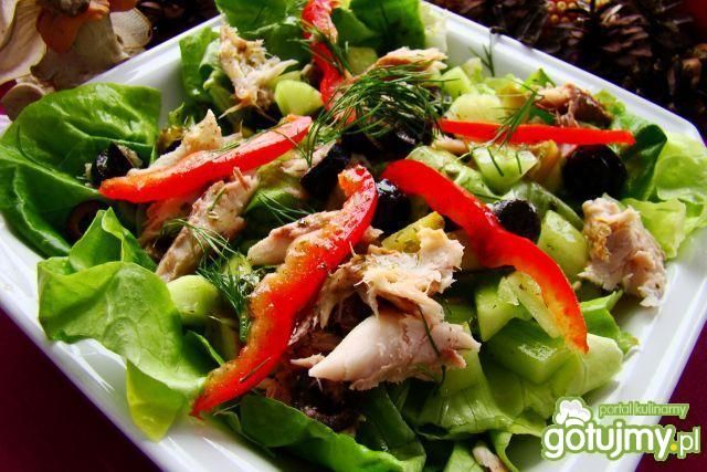 Sałatka z makreli ,ogórka i oliwek  Sałatka z makreli ,ogórka i oliwek