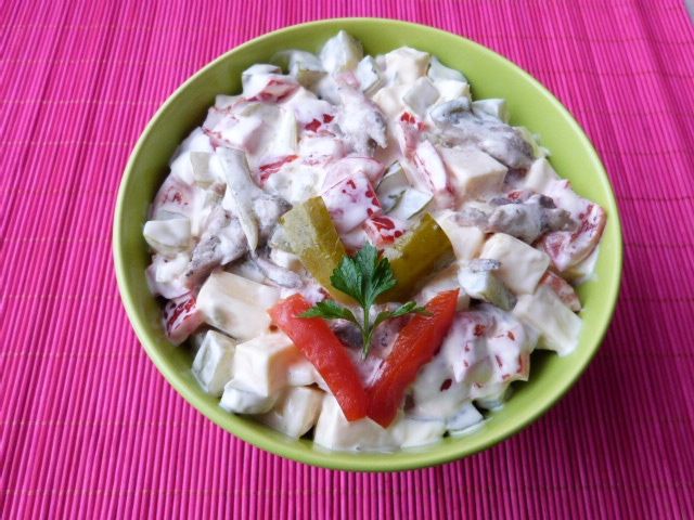 Sałatka z makreli w oleju Sałatka z makreli w oleju