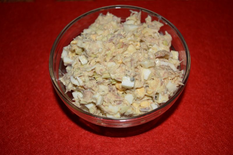 Sałatka z makreli w oleju z porem