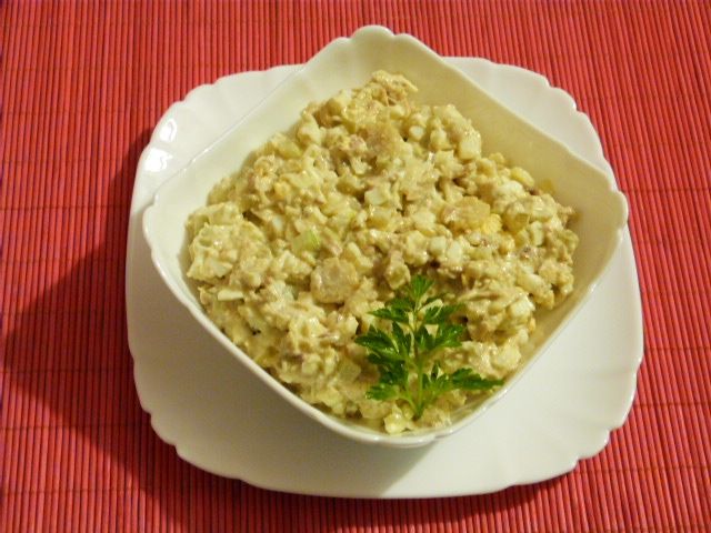 Sałatka z makreli z kolbami kukurydzy