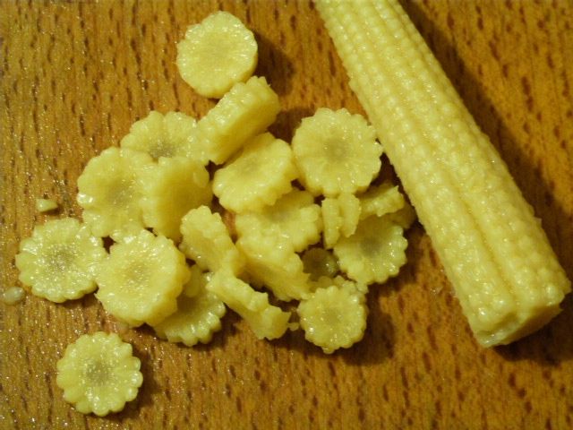 Sałatka z makreli z kolbami kukurydzy