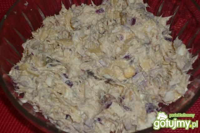 Sałatka z makreli z żółtym serem