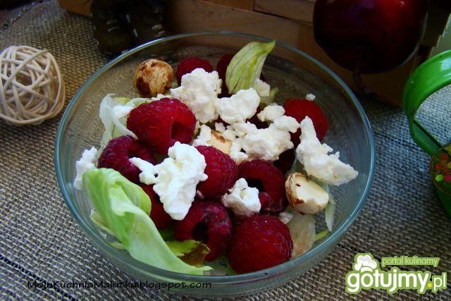 Sałatka z malinami i kozim serem  Sałatka z malinami i kozim serem