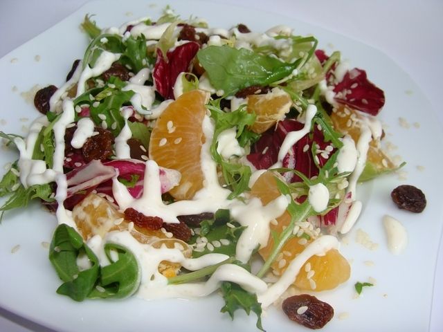 Sałatka z mandarynką i suszonymi pomidorami Sałatka z mandarynką i suszonymi pomidorami