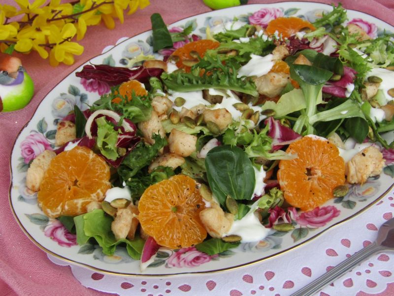 Sałatka z mandarynkami, kurczakiem i pestkami dyni Sałatka z mandarynkami, kurczakiem i pestkami dyni