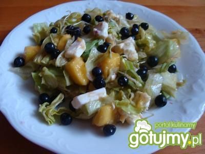 Sałatka z mango fetą i jagodami Sałatka z mango fetą i jagodami
