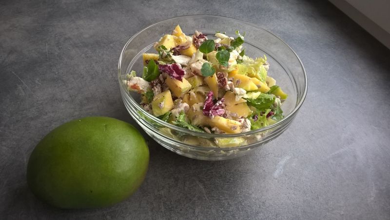Sałatka z mango, fetą i ziarnami słonecznika Sałatka z mango, fetą i ziarnami słonecznika