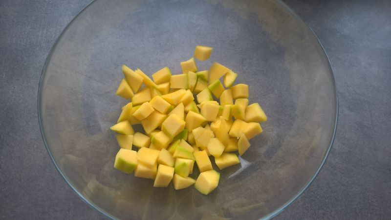 Sałatka z mango, fetą i ziarnami słonecznika