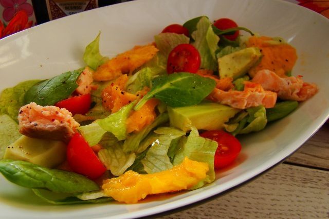 Sałatka z mango  i grillowanym łososiem  Sałatka z mango  i grillowanym łososiem