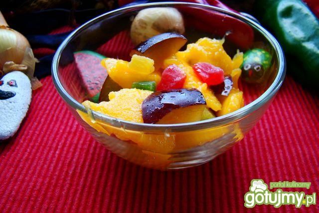Sałatka z mango i śliwek  Sałatka z mango i śliwek