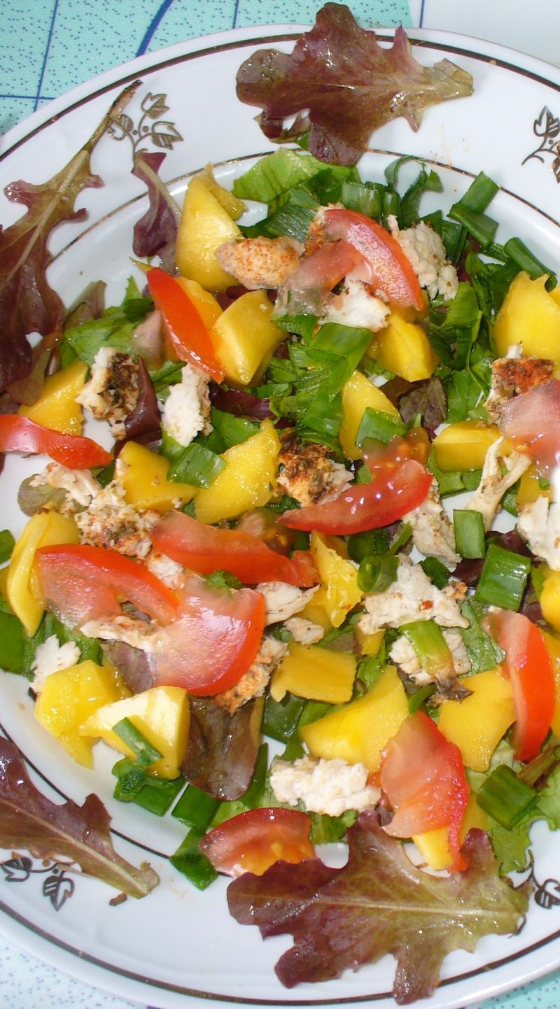 Sałatka z mango, pomidora i fileta na parze