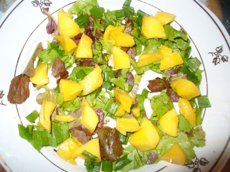Sałatka z mango, pomidora i fileta na parze