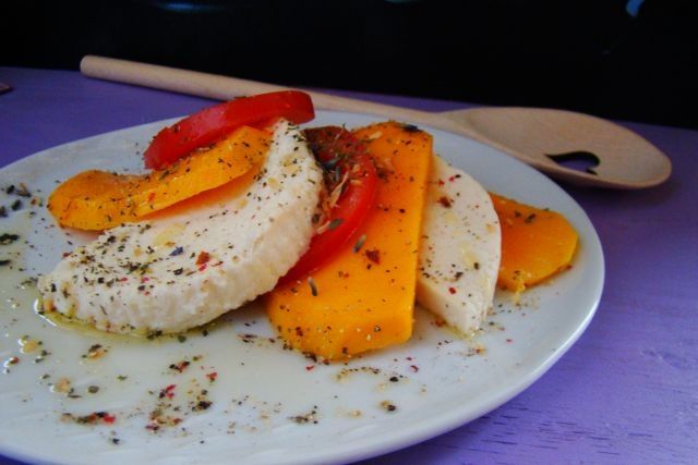 Sałatka z mango , pomidora i mozzarelli 