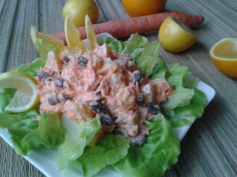 Sałatka z marchewki i pomarańczy na sałacie Sałatka z marchewki i pomarańczy na sałacie