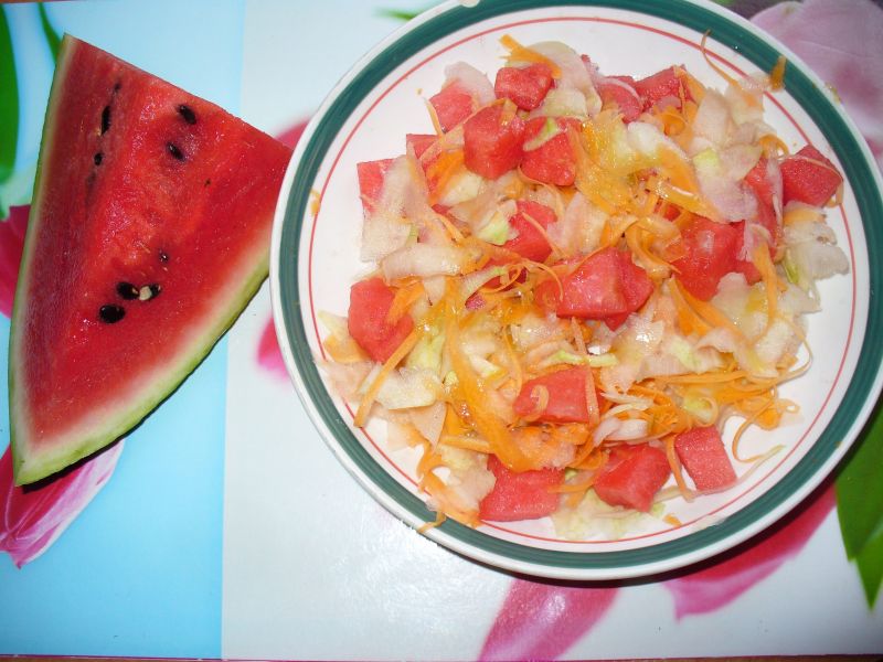 Sałatka z marchewki, kalarepki i arbuza Sałatka z marchewki, kalarepki i arbuza
