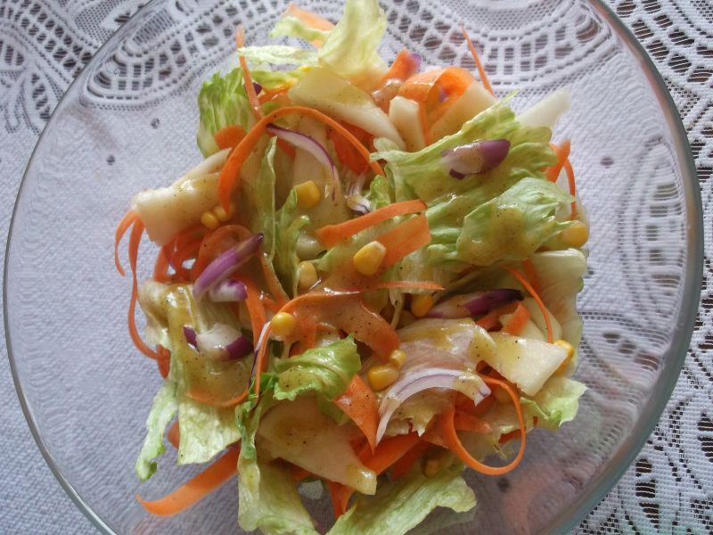 Sałatka z marchewkowymi wstążkami