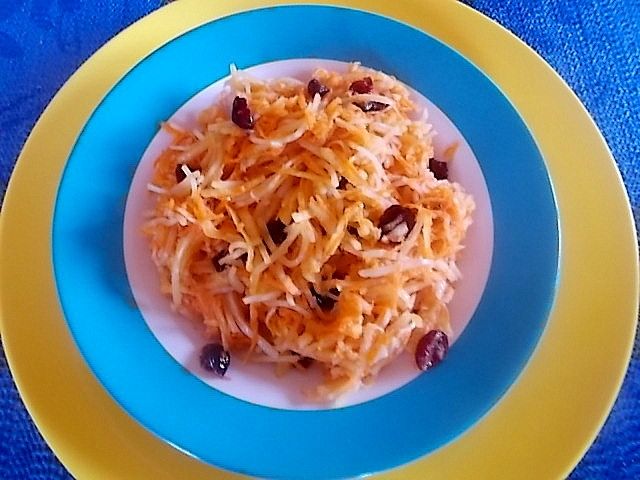 Sałatka z marchwi, selera i jabłka