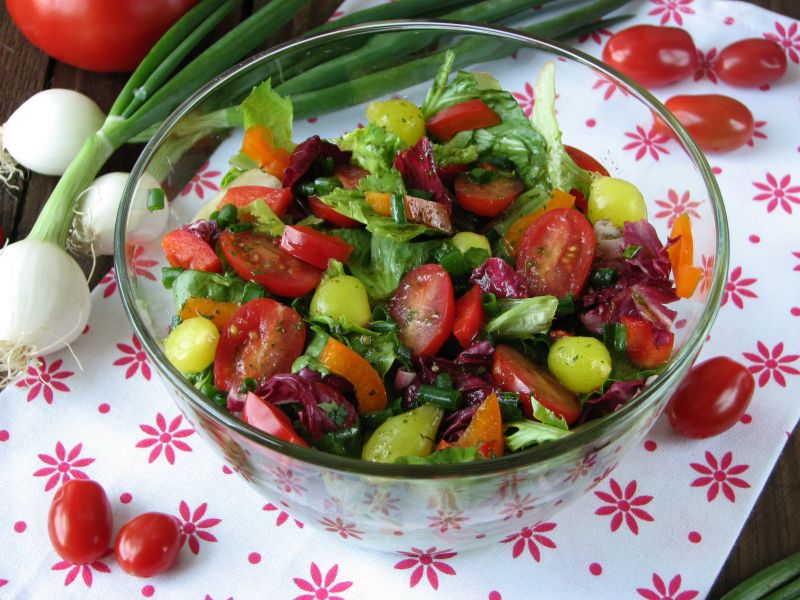 Sałatka z marynowaną cebulką