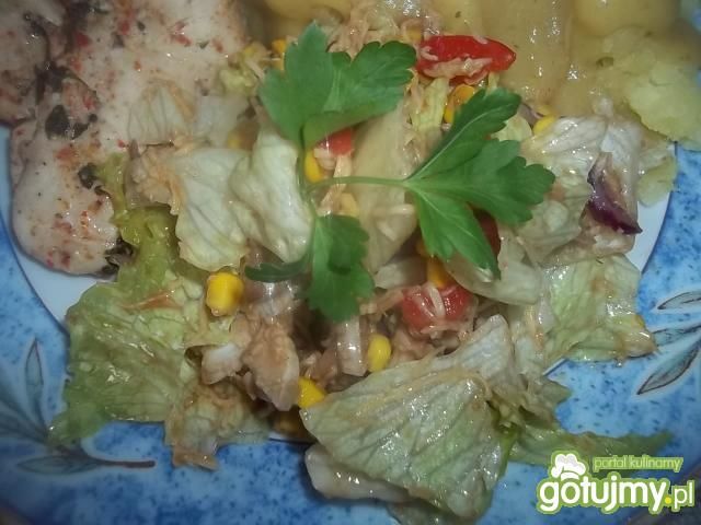 Sałatka z marynowanym czosnkiem i serem Sałatka z marynowanym czosnkiem i serem