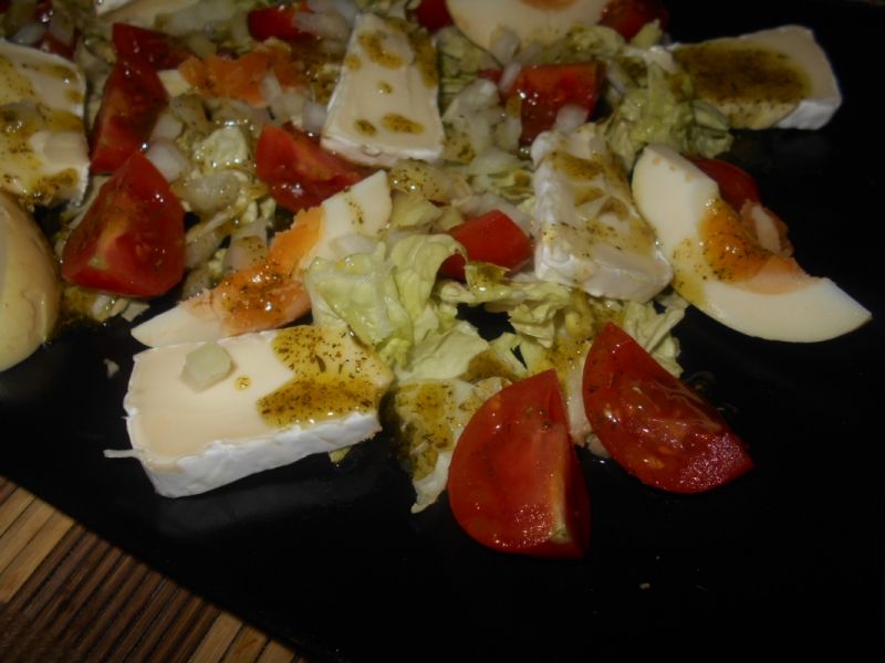 Sałatka z marynowanym jajkiem