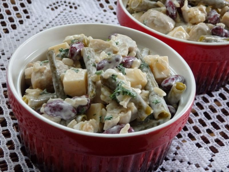 Sałatka z marynowanymi pieczarkami Sałatka z marynowanymi pieczarkami