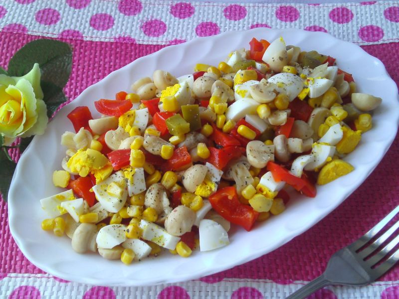 Sałatka z marynowanymi pieczarkami i papryką Sałatka z marynowanymi pieczarkami i papryką