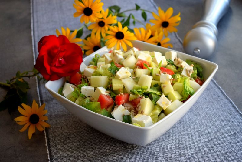 Sałatka z melonem, fetą i warzywami