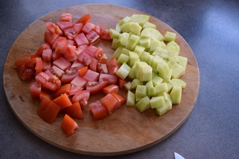 Sałatka z melonem, fetą i warzywami