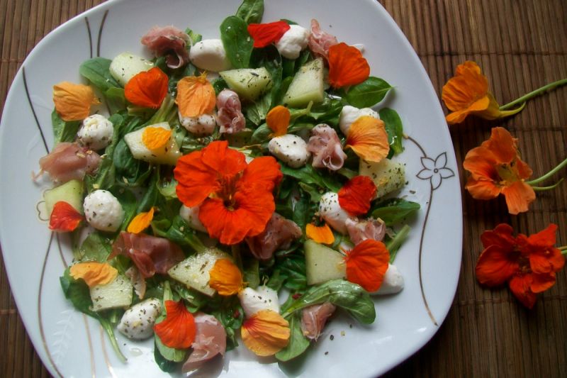 Sałatka z melonem na roszponce