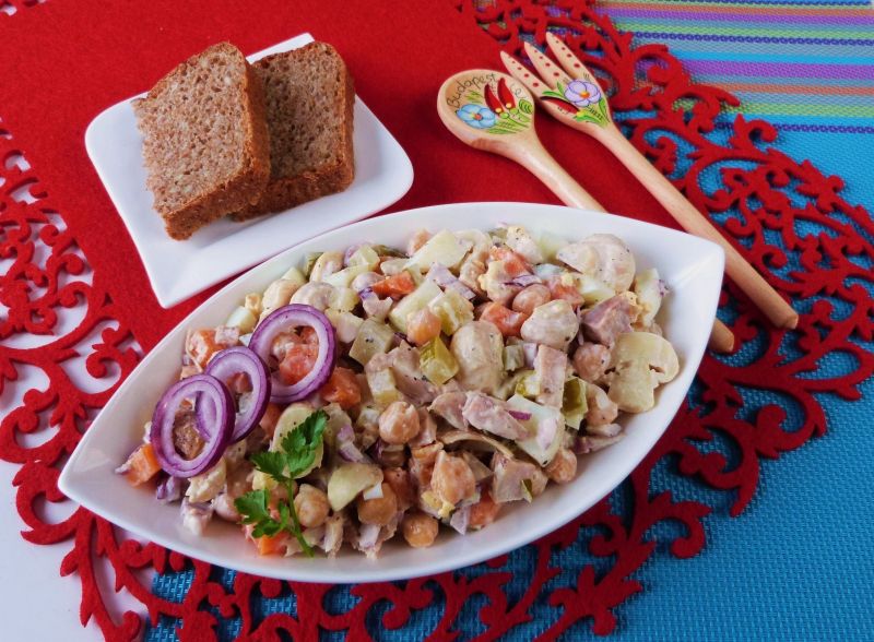 Sałatka z mięsem i pieczarkami