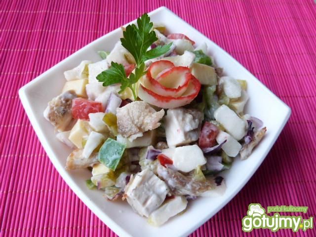 Sałatka z mięsem z kurczaka i papryką   Sałatka z mięsem z kurczaka i papryką