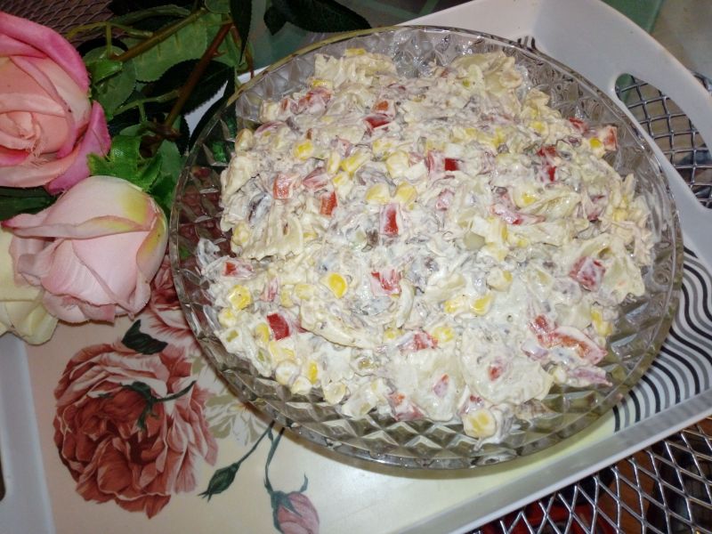 Sałatka z mięsem z rosołu i papryką konserwową Sałatka z mięsem z rosołu i papryką konserwową