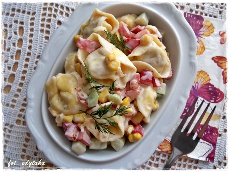 Sałatka z mięsnymi tortelloni