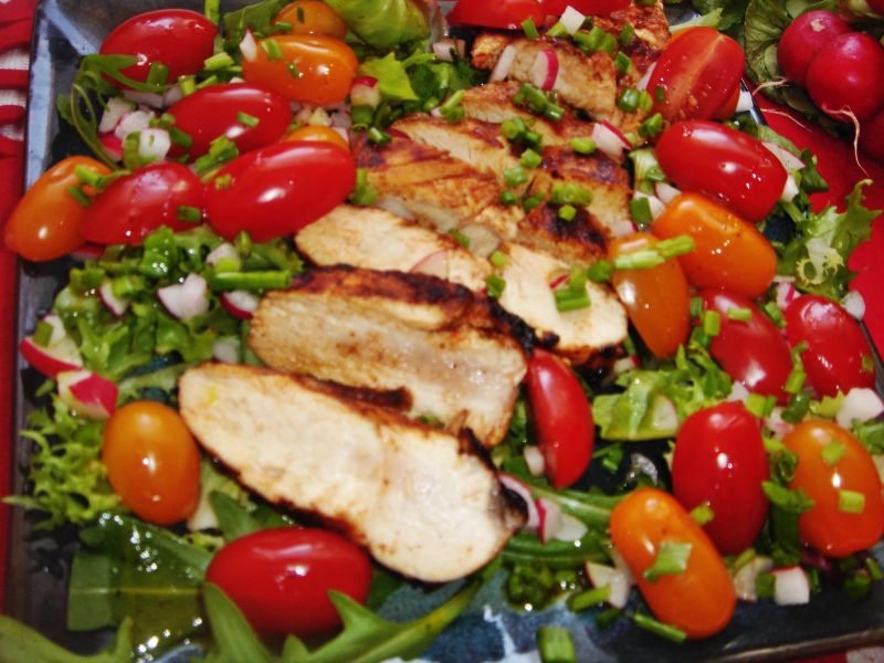 Sałatka z miodowo-paprykowym filetem kurczaka