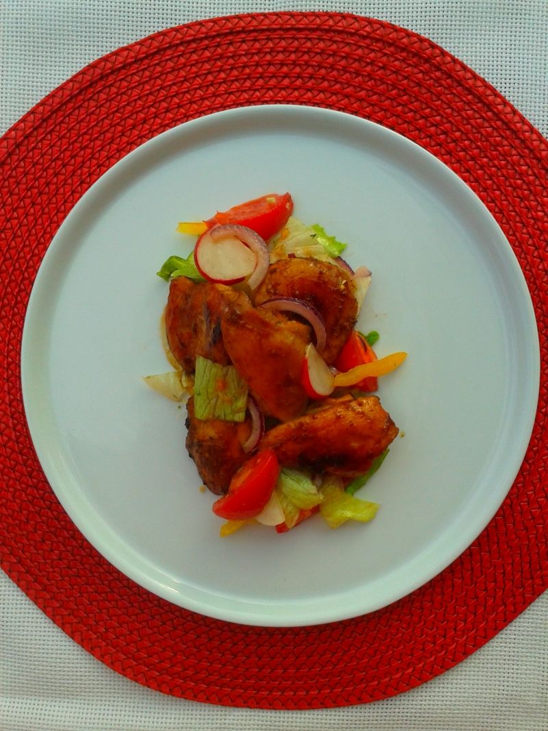 Sałatka z miodowym kurczakiem