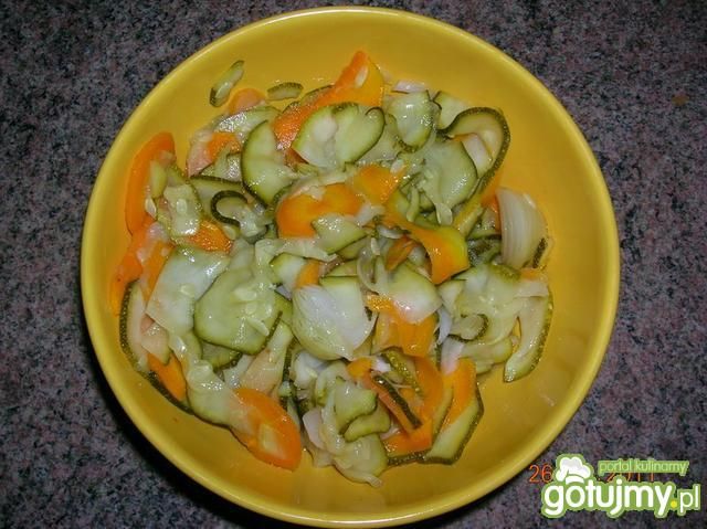 Sałatka z młodej cukinii  Sałatka z młodej cukinii