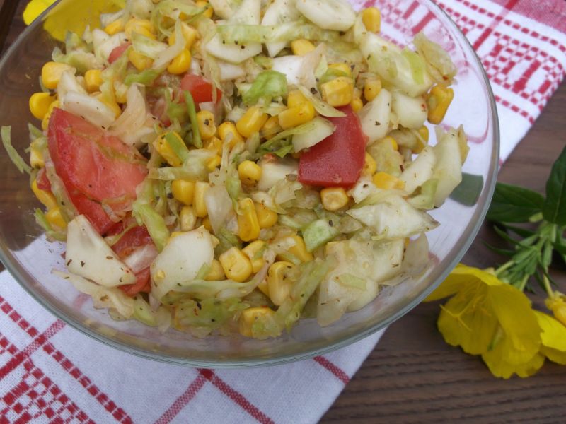 Sałatka z młodej kapusty Sałatka z młodej kapusty