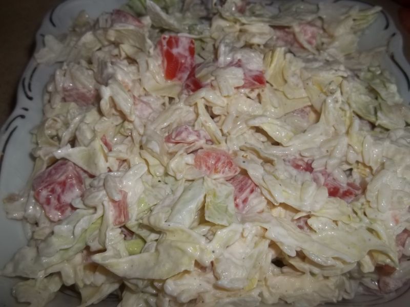 Sałatka z młodej kapusty i makaronu