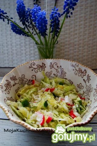 Sałatka z młodej kapusty i surimi Sałatka z młodej kapusty i surimi
