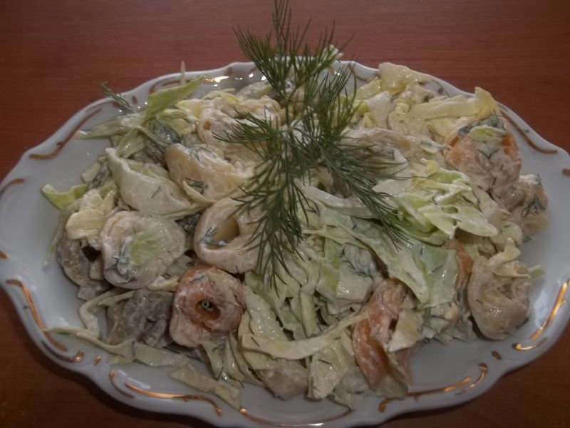 Sałatka z młodej kapusty i tortellini