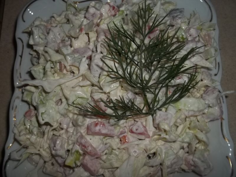 Sałatka z młodej kapusty z mięsem  Sałatka z młodej kapusty z mięsem