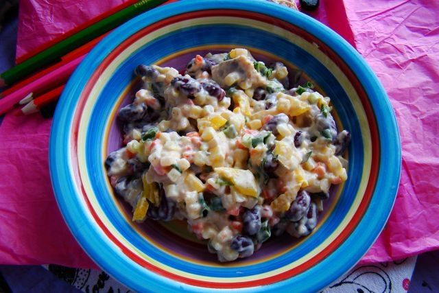 Sałatka z młodych warzyw , papryki i fasoli  Sałatka z młodych warzyw , papryki i fasoli