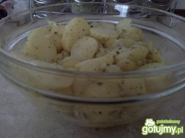 sałatka z młodych ziemniaków. sałatka z młodych ziemniaków.