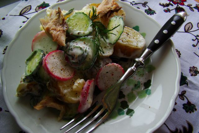 Sałatka z młodych ziemniaków i makreli Sałatka z młodych ziemniaków i makreli
