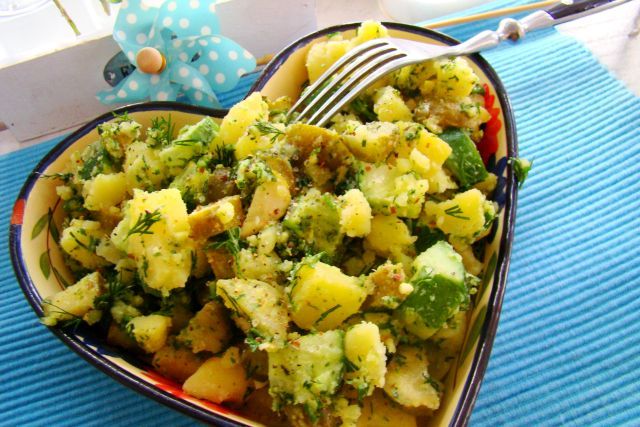 Sałatka z młodych ziemniaków i ogórków 